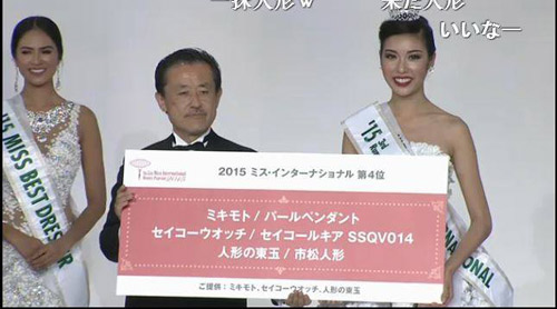 Khoảnh khắc Thúy Vân được trao vương miện Á hậu 3 Hoa hậu Quốc tế 2015